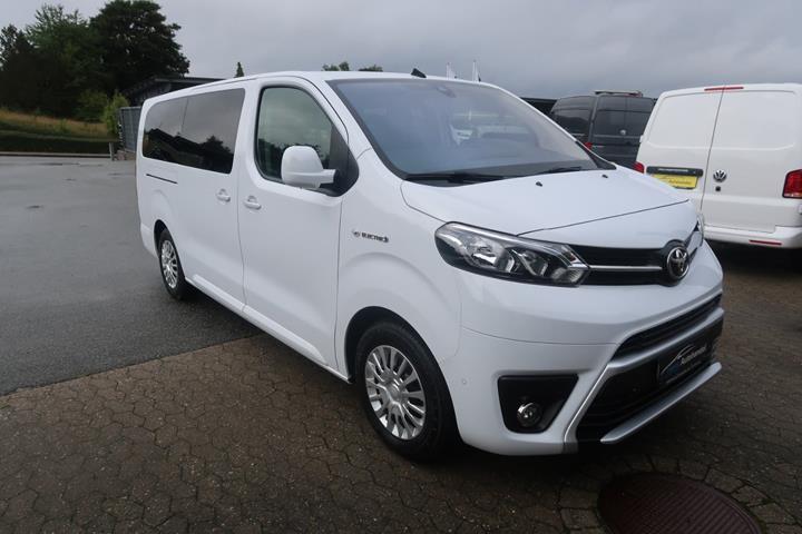 Hvid Toyota Proace Verso fra 2022