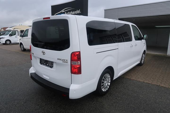 Hvid Toyota Proace Verso fra 2022