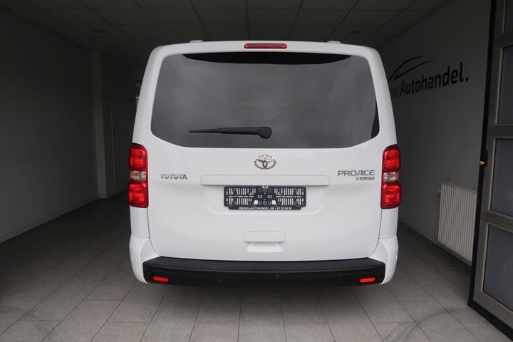 Hvid Toyota Proace Verso fra 2022