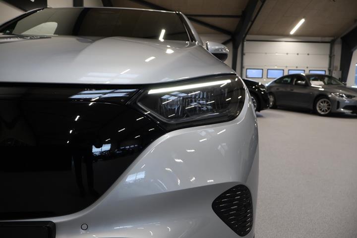 Sølv Mercedes EQE350+ fra 2023