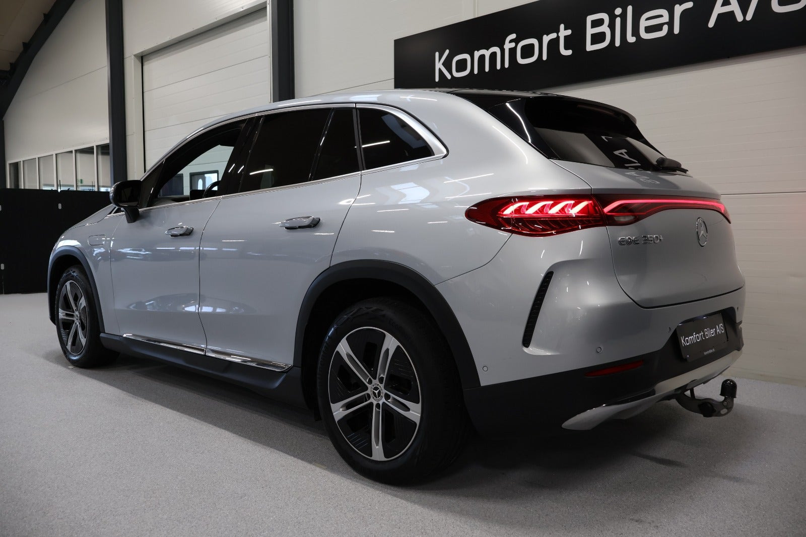 Sølv Mercedes EQE350+ fra 2023