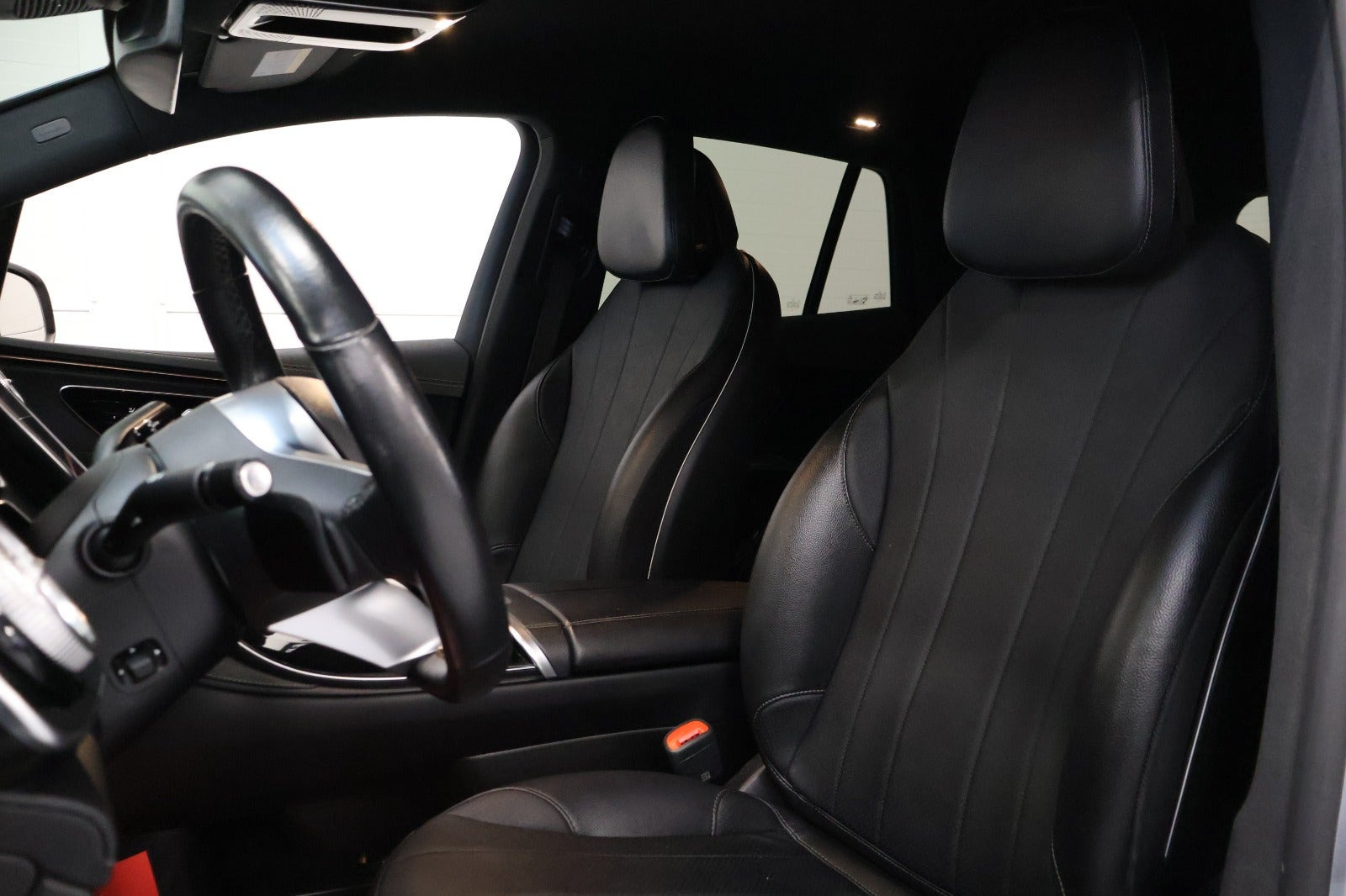 Sølv Mercedes EQE350+ fra 2023