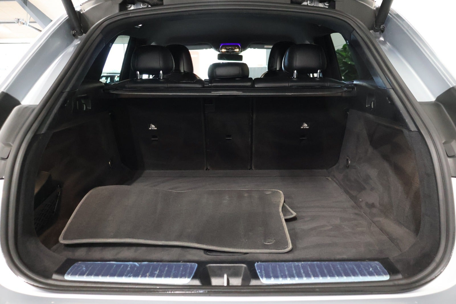 Sølv Mercedes EQE350+ fra 2023