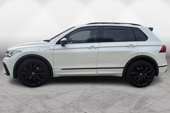 Hvid VW Tiguan fra 2021