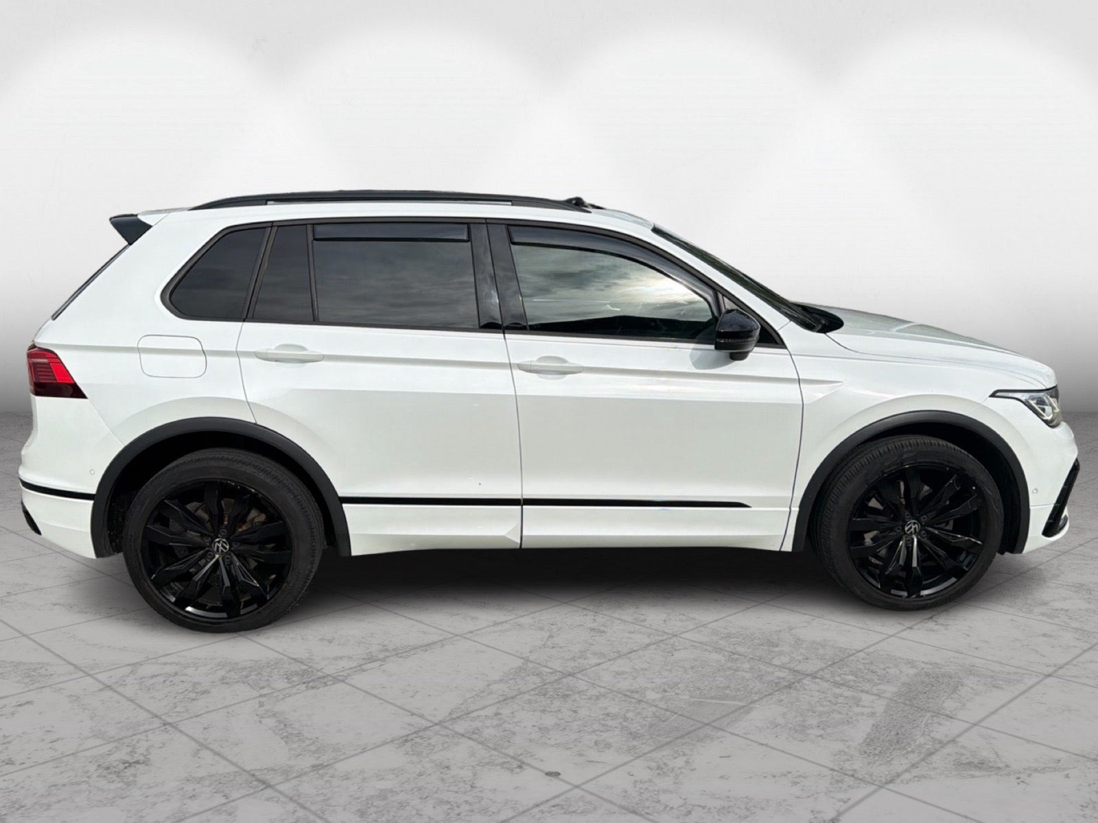 Hvid VW Tiguan fra 2021