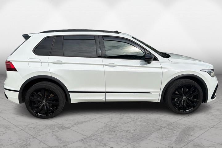 Hvid VW Tiguan fra 2021
