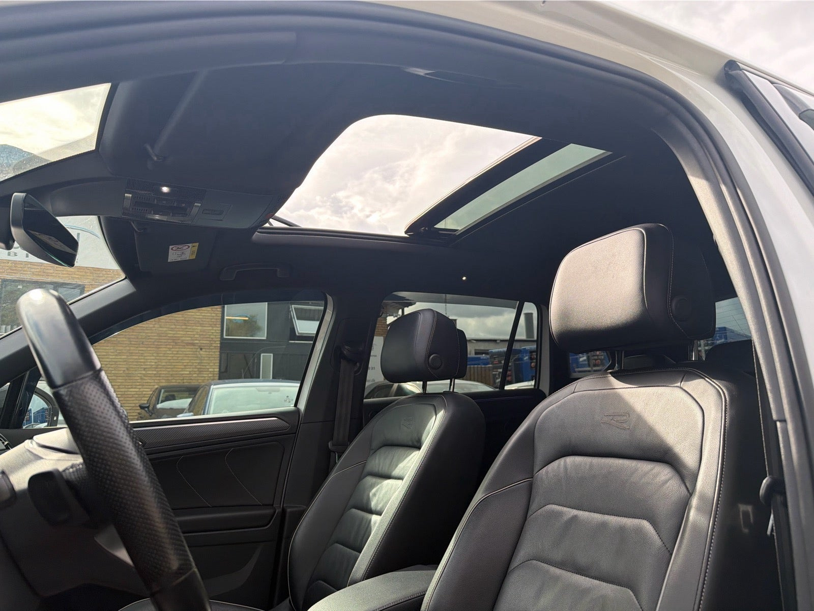 Hvid VW Tiguan fra 2021