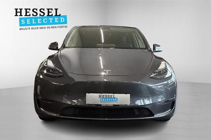 Grå Tesla Model Y fra 2021