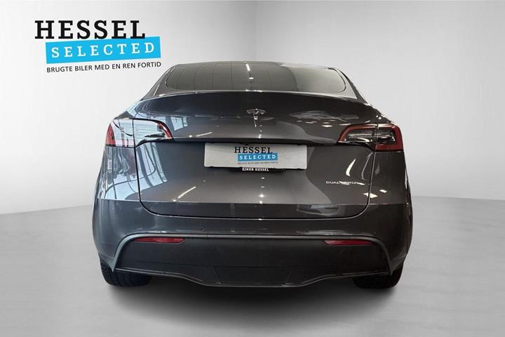 Grå Tesla Model Y fra 2021