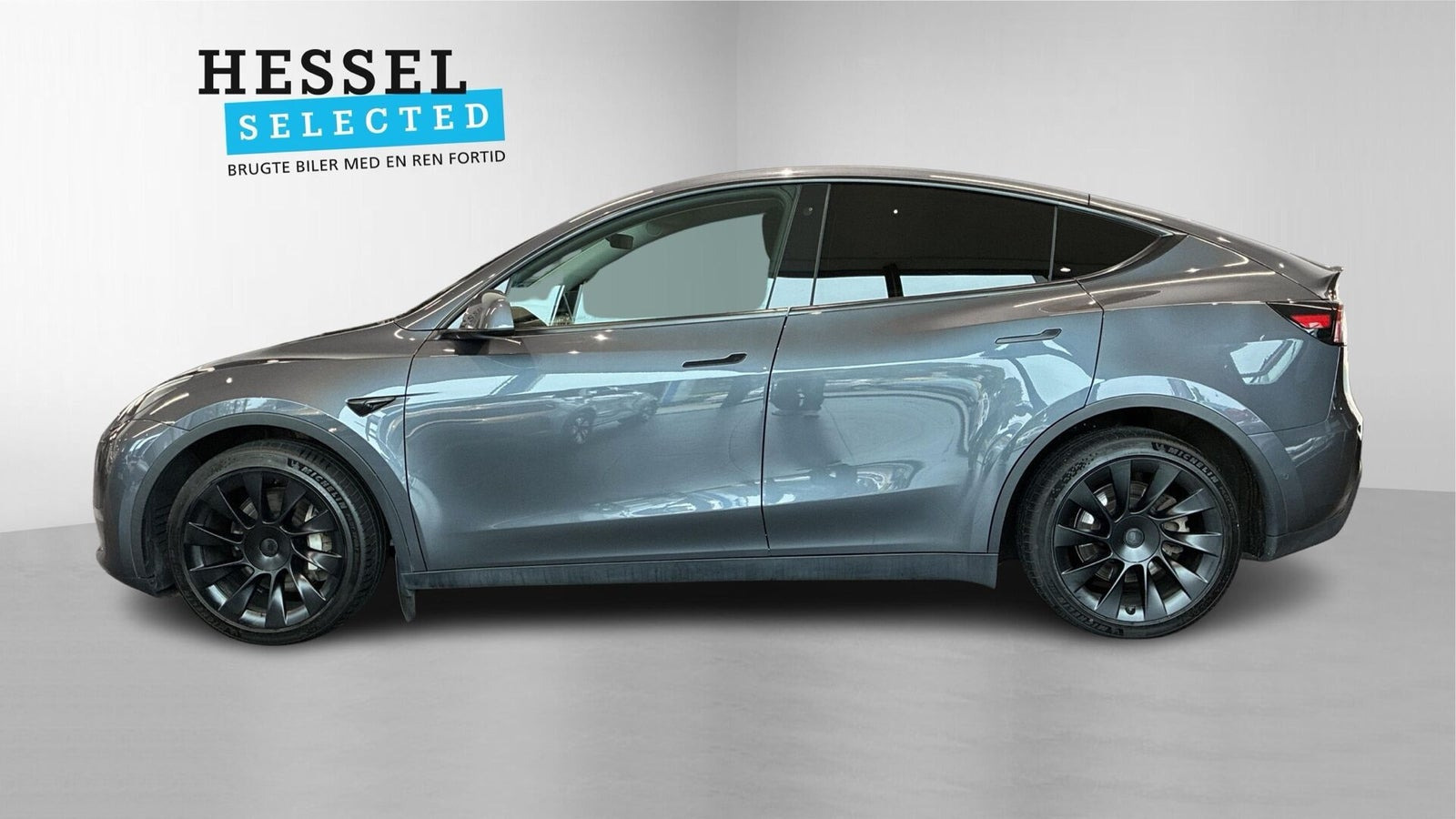 Grå Tesla Model Y fra 2021