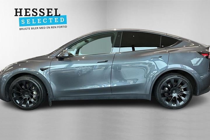 Grå Tesla Model Y fra 2021