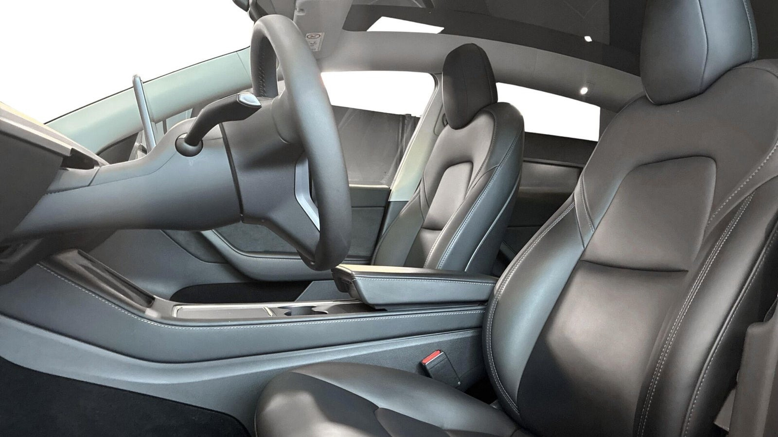 Grå Tesla Model Y fra 2021