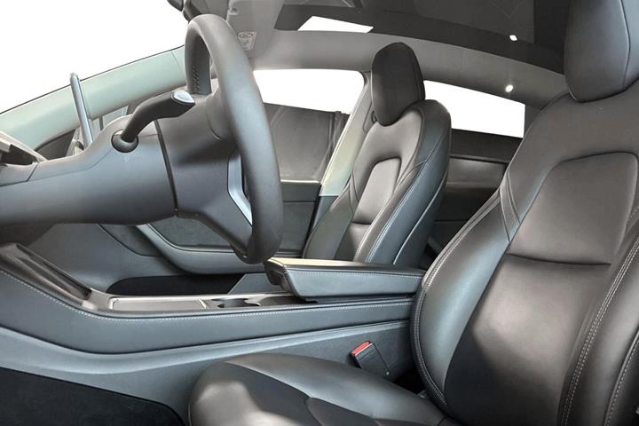 Grå Tesla Model Y fra 2021