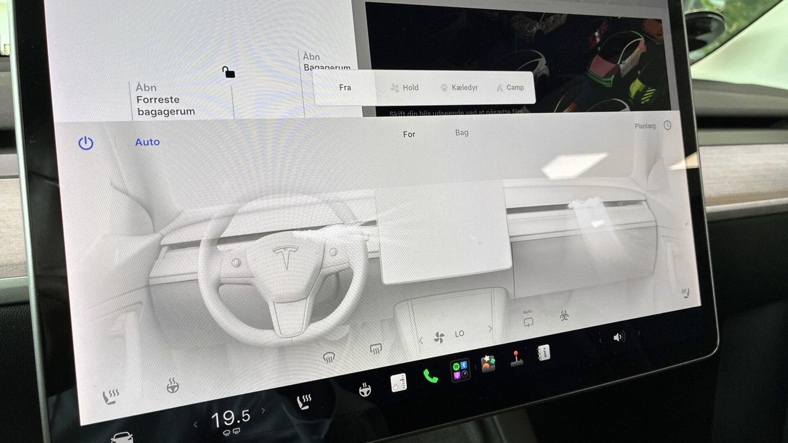 Grå Tesla Model Y fra 2021