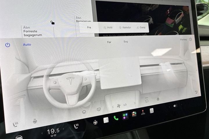 Grå Tesla Model Y fra 2021