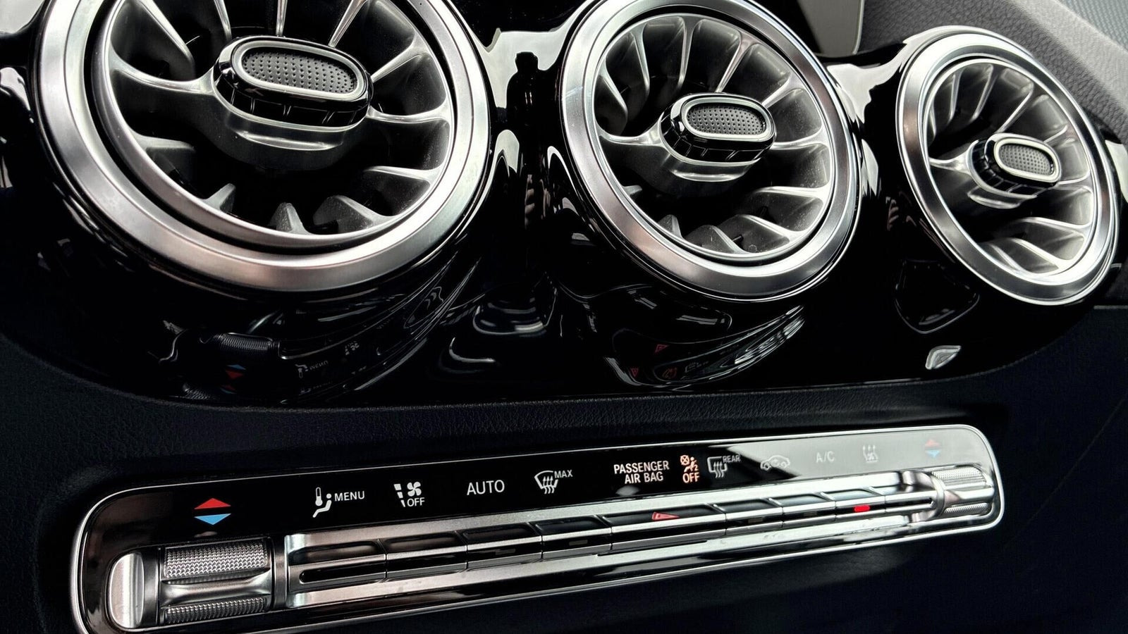 Grå Mercedes EQA250+ fra 2023