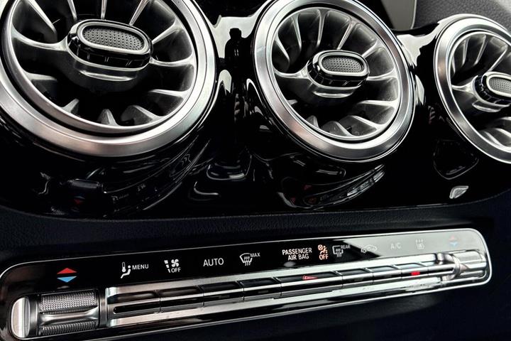 Grå Mercedes EQA250+ fra 2023