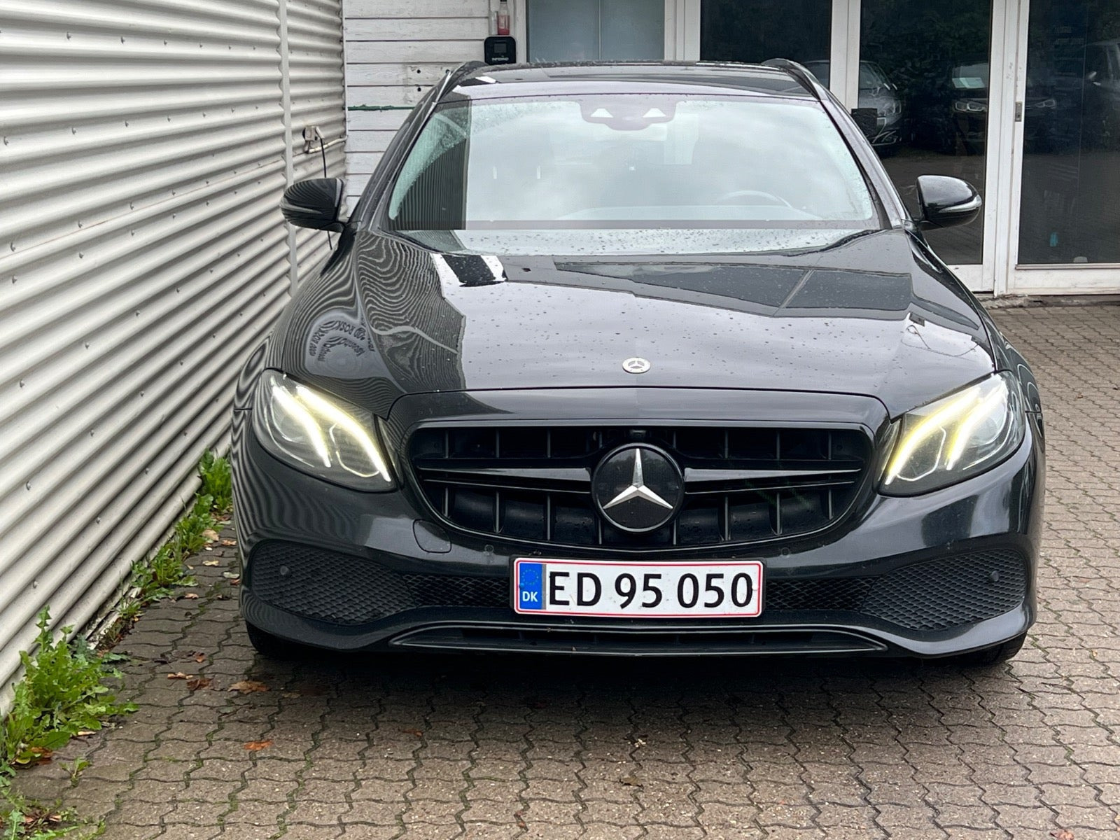 Sort Mercedes E220 d fra 2017
