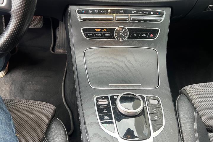 Sort Mercedes E220 d fra 2017