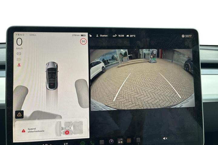 Sølv Tesla Model Y fra 2023