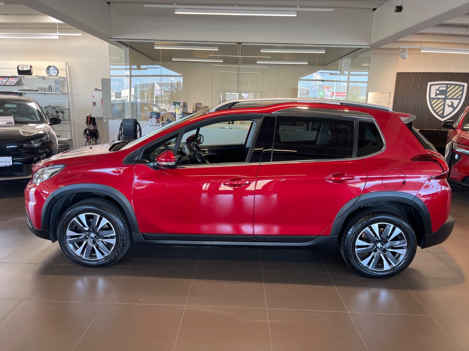 Rød Peugeot 2008 fra 2018
