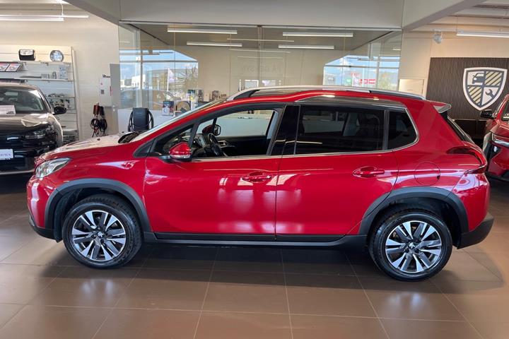 Rød Peugeot 2008 fra 2018