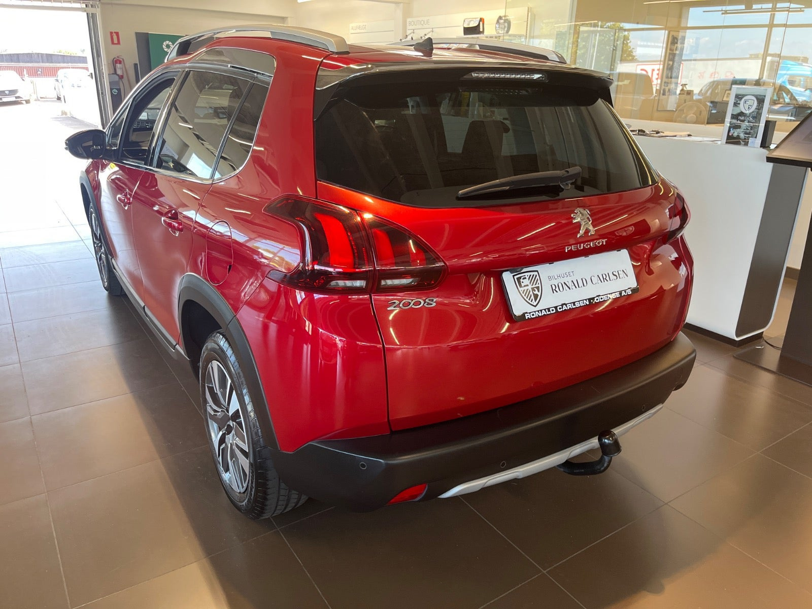 Rød Peugeot 2008 fra 2018