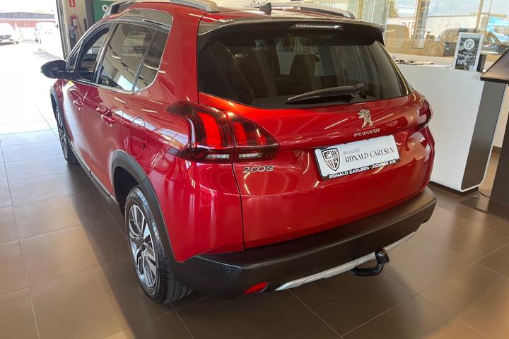 Rød Peugeot 2008 fra 2018