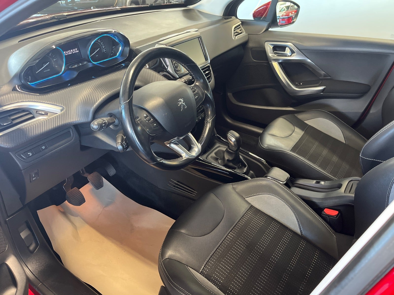 Rød Peugeot 2008 fra 2018