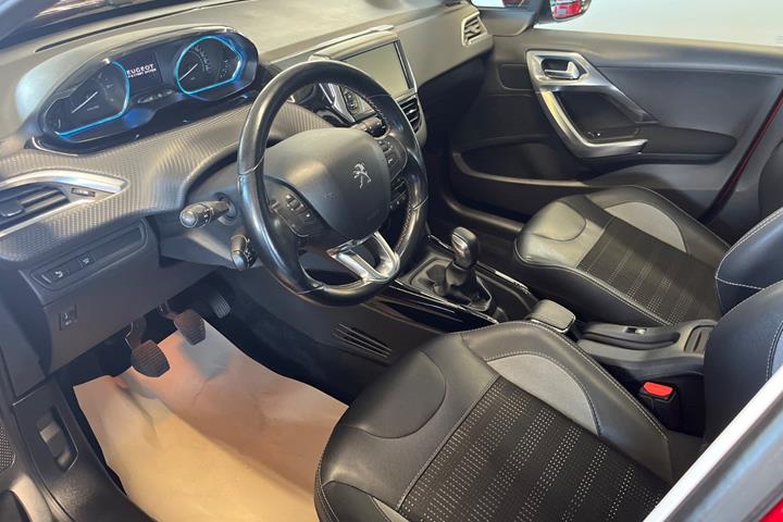 Rød Peugeot 2008 fra 2018