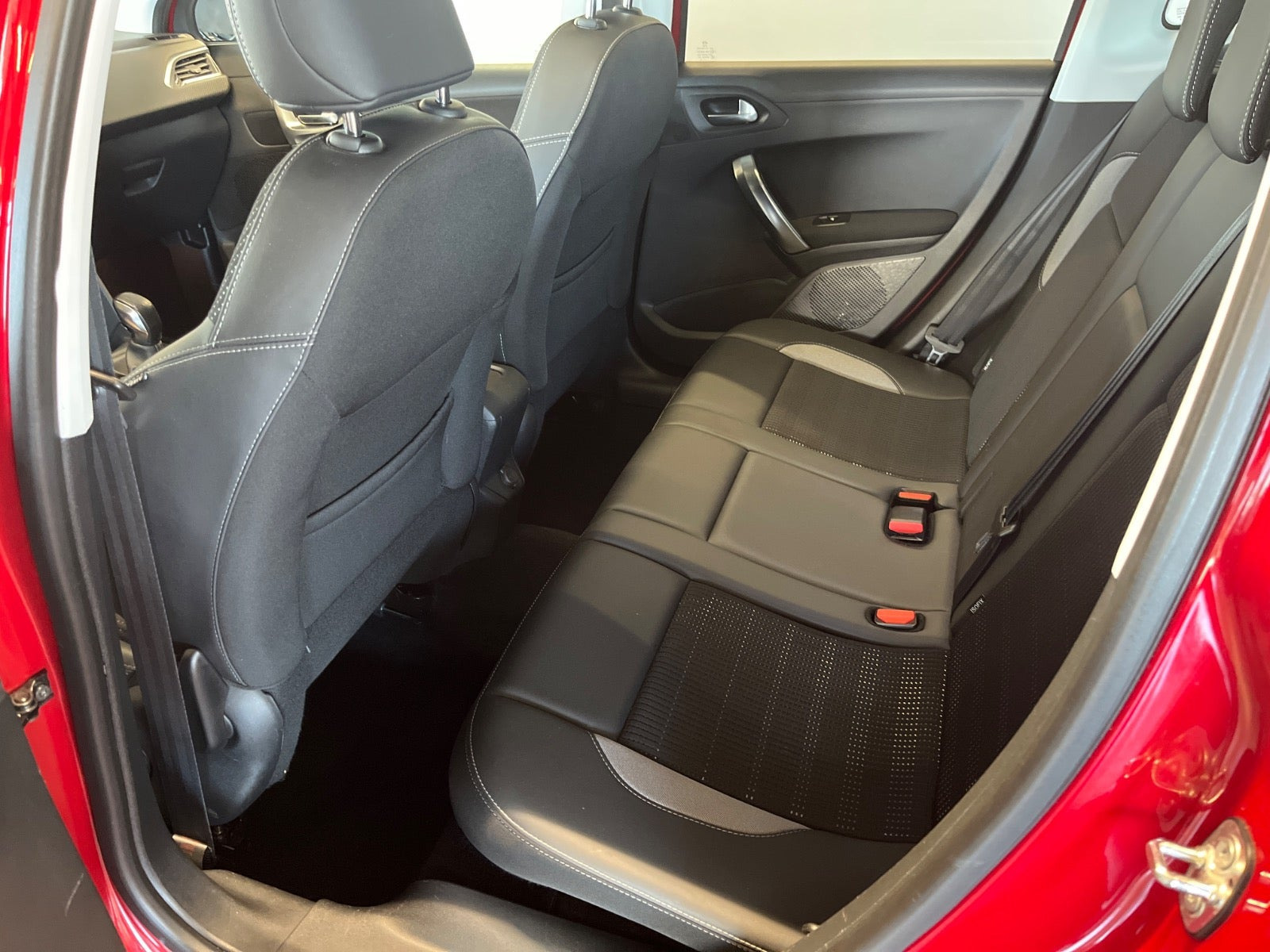 Rød Peugeot 2008 fra 2018