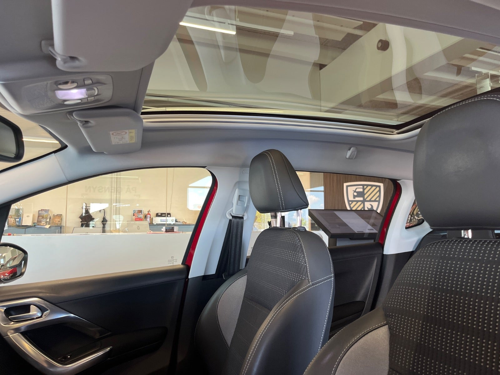 Rød Peugeot 2008 fra 2018