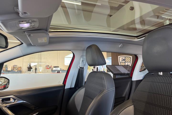 Rød Peugeot 2008 fra 2018