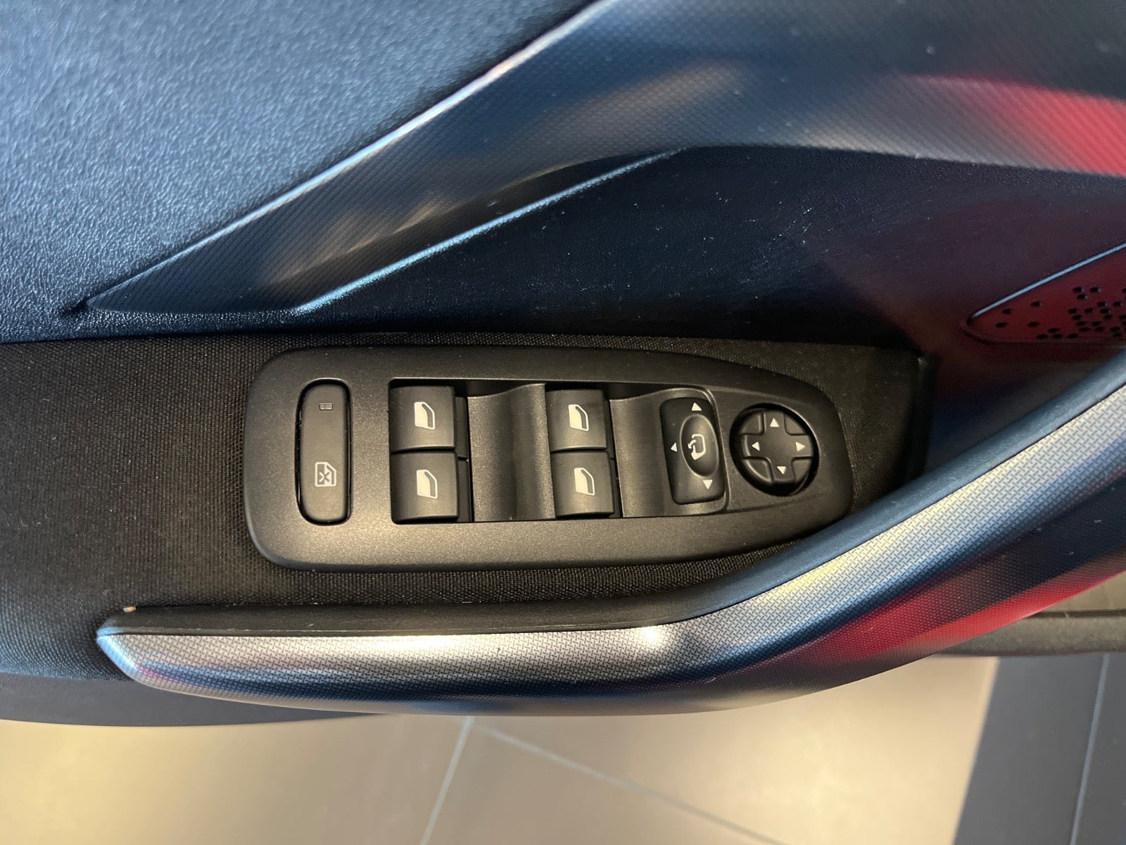 Rød Peugeot 2008 fra 2018