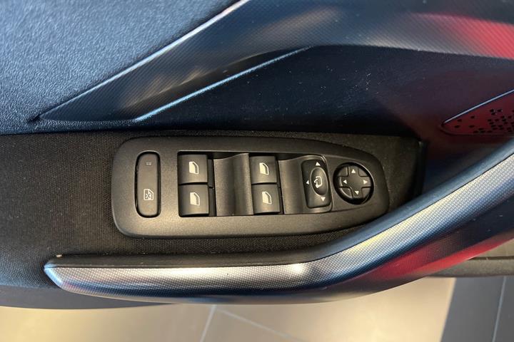 Rød Peugeot 2008 fra 2018