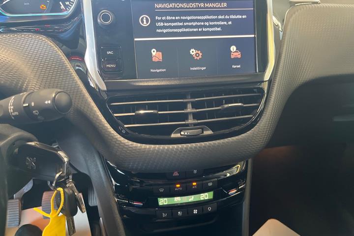Rød Peugeot 2008 fra 2018