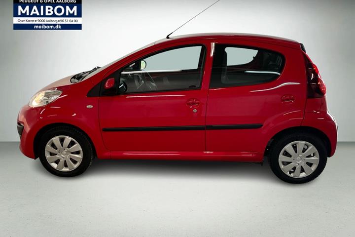 Rød Peugeot 107 fra 2012