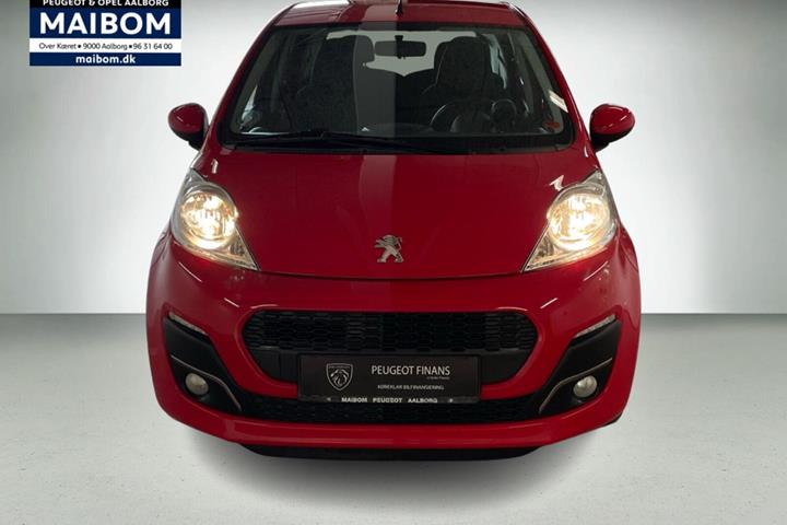 Rød Peugeot 107 fra 2012