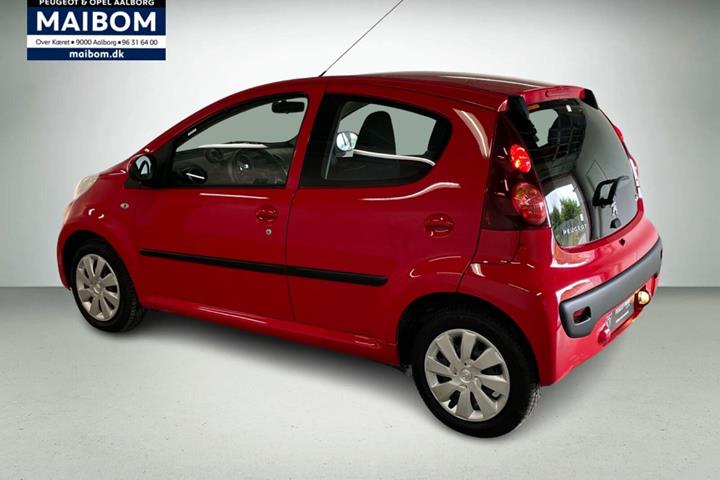 Rød Peugeot 107 fra 2012