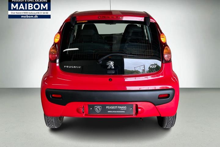 Rød Peugeot 107 fra 2012