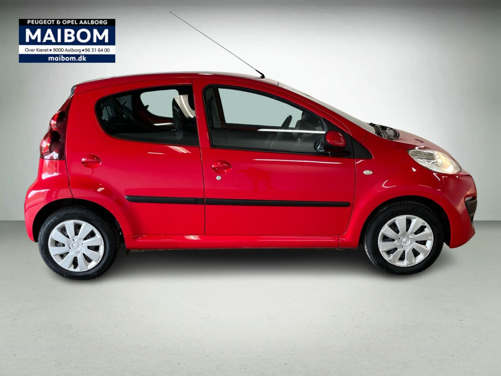 Rød Peugeot 107 fra 2012