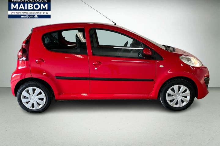 Rød Peugeot 107 fra 2012