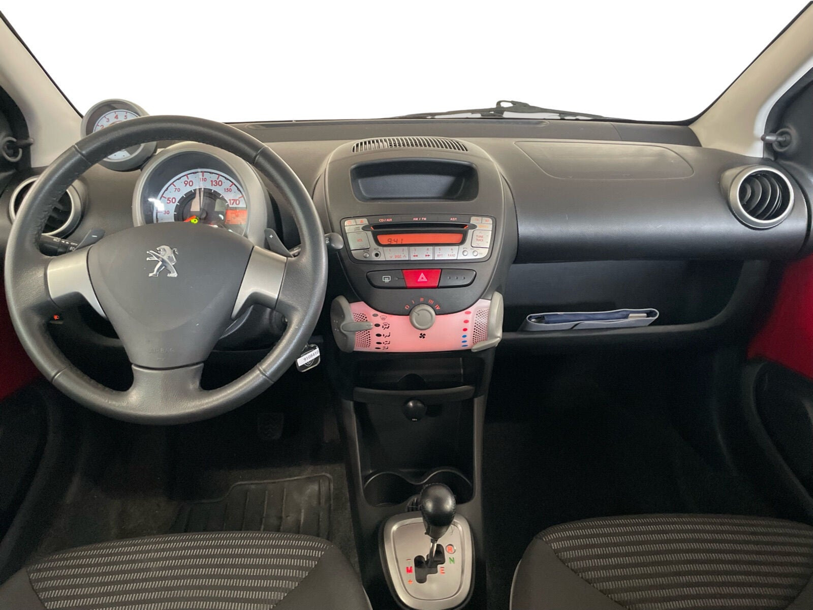 Rød Peugeot 107 fra 2012