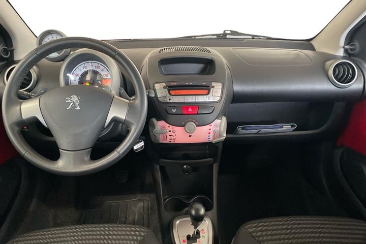 Rød Peugeot 107 fra 2012