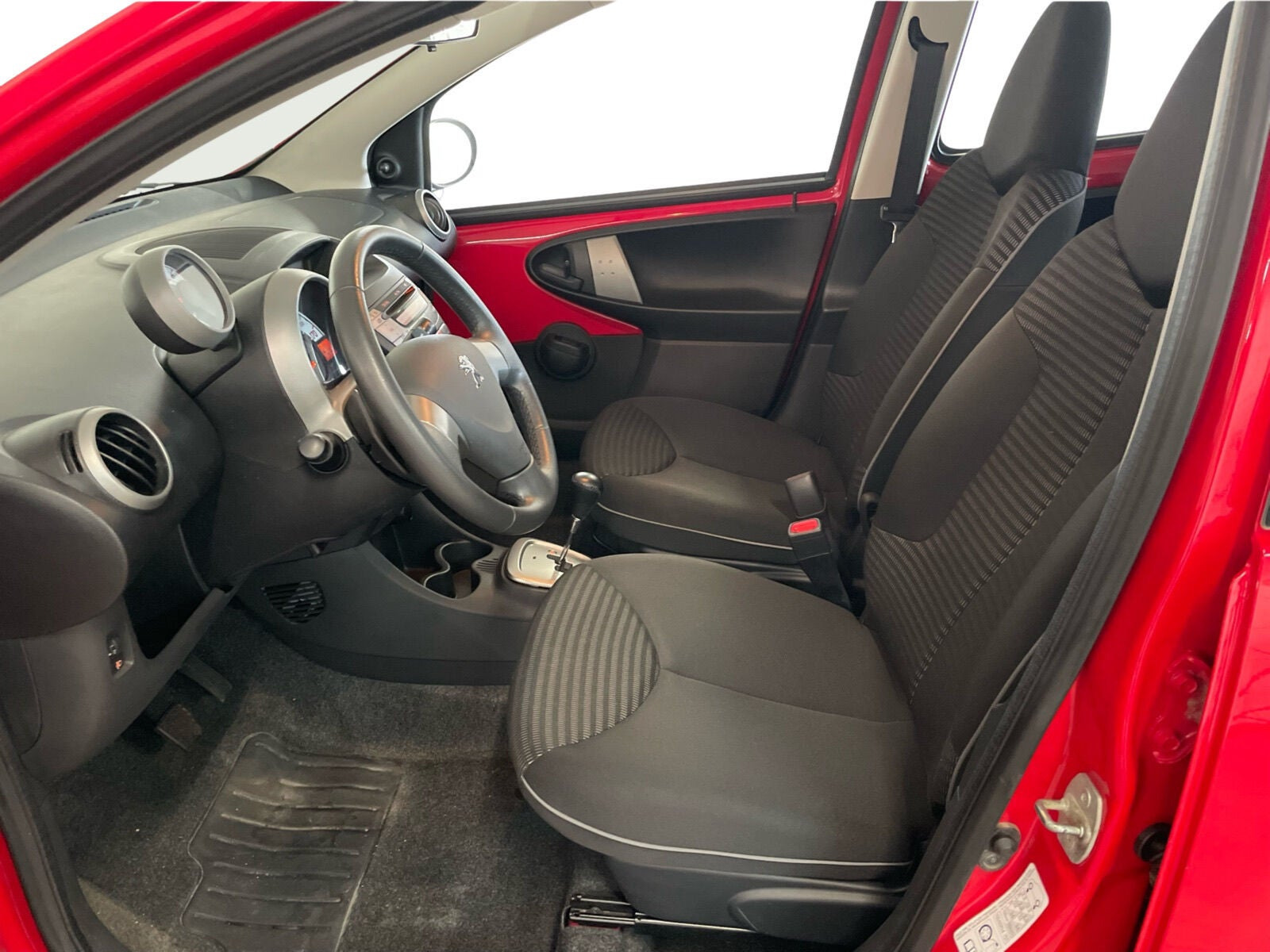 Rød Peugeot 107 fra 2012