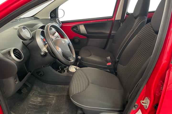 Rød Peugeot 107 fra 2012