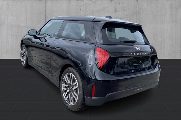 Sort Mini Cooper E fra 2024
