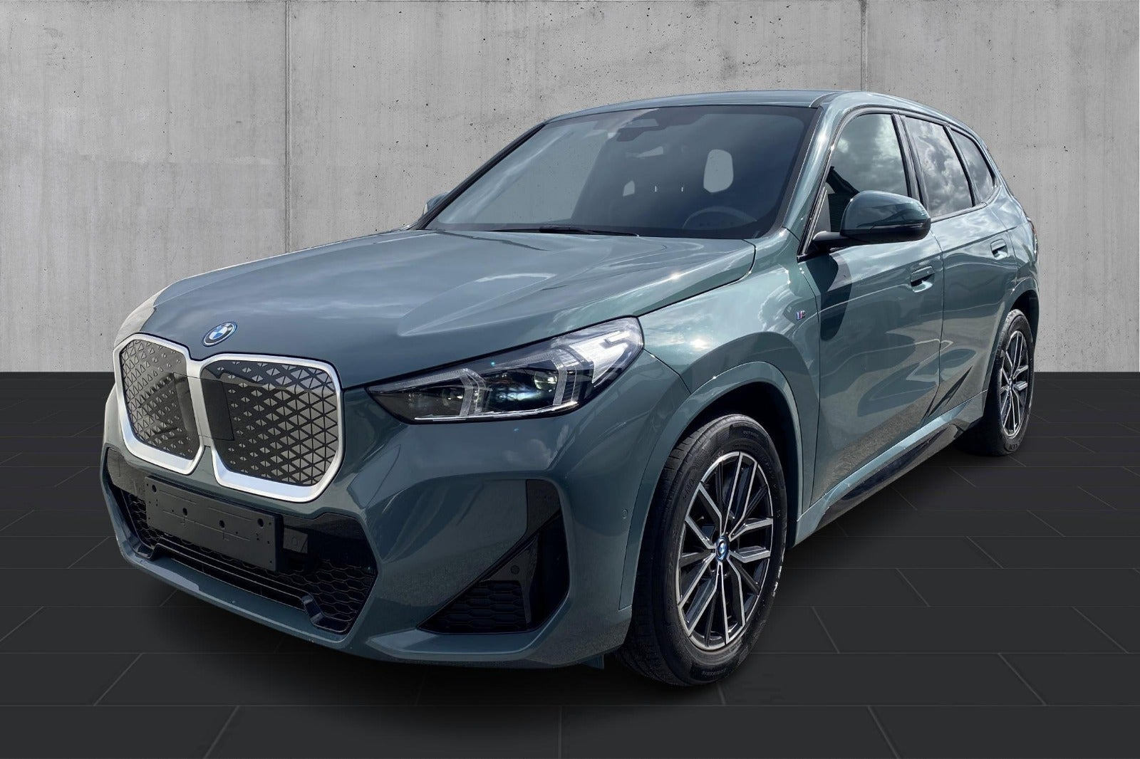 Grøn BMW iX1 fra 2025