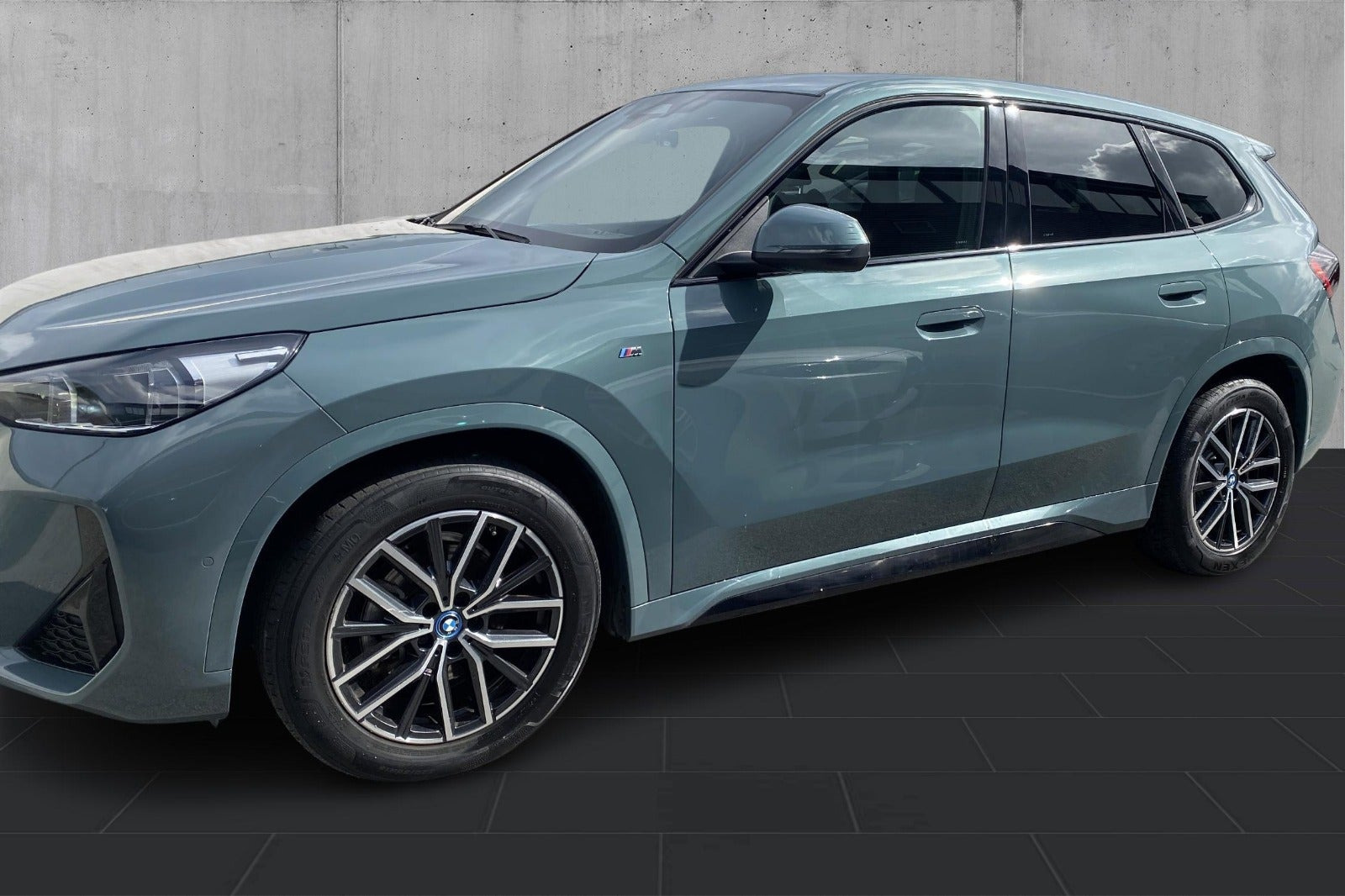 Grøn BMW iX1 fra 2025