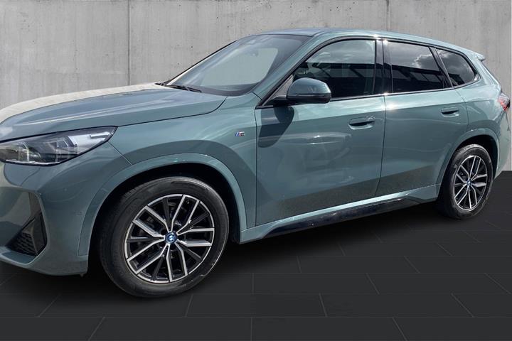Grøn BMW iX1 fra 2025